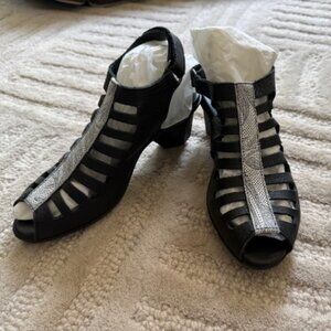 Arche Soexor Sandals black leather with center embellishment size 37 (6.5-7)
